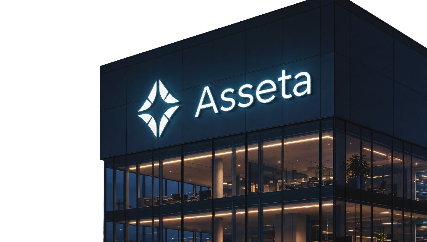 Gece aydınlatmalı bina cephesinde Asseta logosu