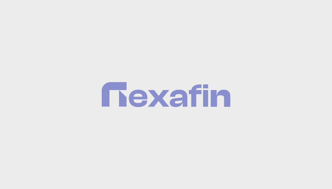 Gri zemin üzerinde lila Nexafin logosu